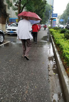 雨后行人