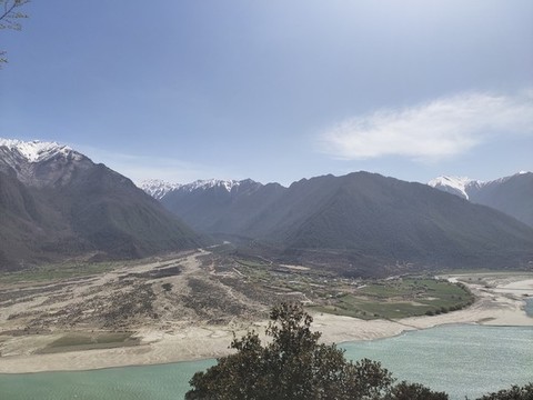 西藏雅魯藏布河流