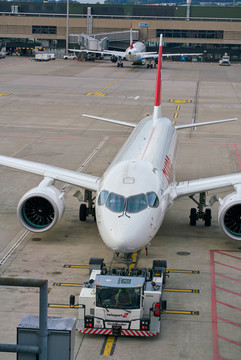 蘇黎世國際機場飛機與飛機拖車