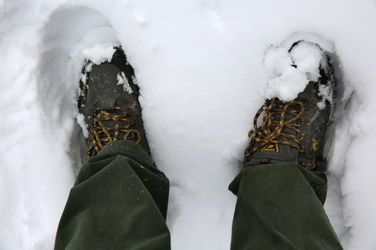 腳踩雪地