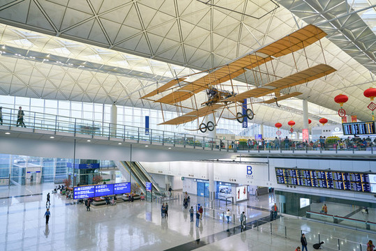國(guó)際機(jī)場(chǎng)大廳法曼雙翼飛機(jī)