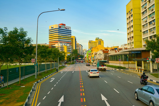 雙層巴士上層往外看的城市街景