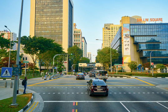 雙層巴士上層往外看的城市街景