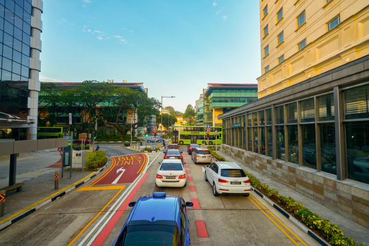 雙層巴士上層往外看的城市街景