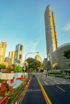 雙層巴士上層往外看的城市街景