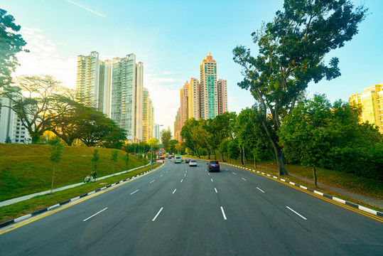 雙層巴士上層往外看的城市街景