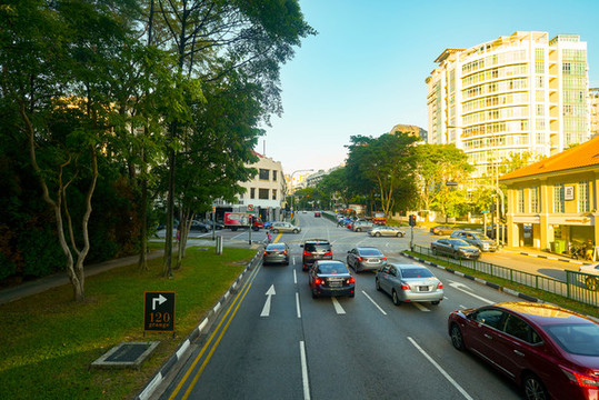 雙層巴士上層往外看的城市街景