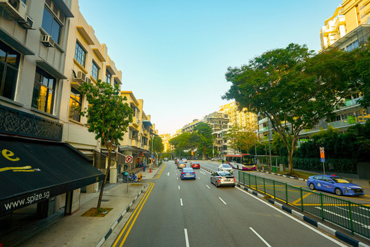 雙層巴士上層往外看的城市街景