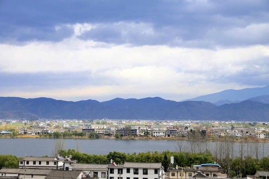 房屋一線天藍(lán)天下的湖泊