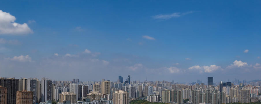 藍(lán)天白云和城市地平線