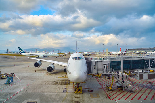 香港國際機(jī)場停機(jī)坪上的飛機(jī)
