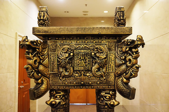 龍紋金鼎