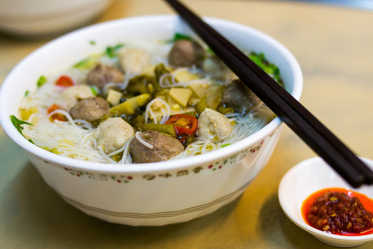 酸辣牛丸粉