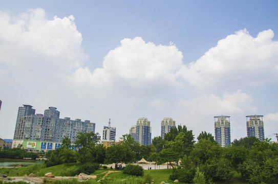 鞍山孟泰公園健身場(chǎng)地與高層住宅