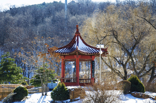 鞍山孟泰公園孤島涼亭雪景