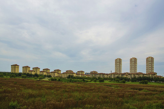 鞍山水岸華府住宅區(qū)與漫天白云