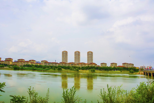 寬寬萬水河與對岸水岸華府住宅區(qū)