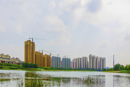 寬寬的萬水河與居民住宅建筑群