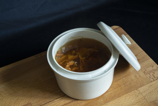 美味養(yǎng)生的蟲草花燉豬肉湯