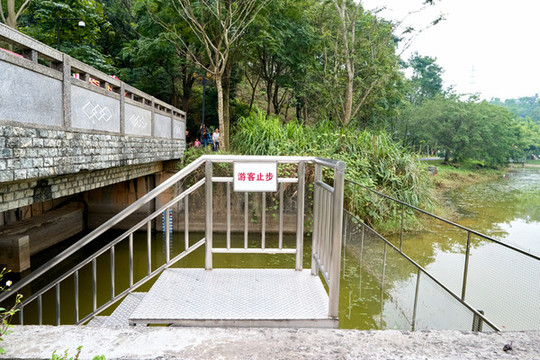 游客止步