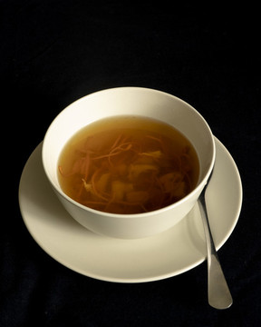 美味養(yǎng)生的蟲草花燉豬肉湯