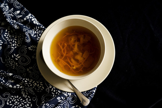 美味養(yǎng)生的蟲草花燉豬肉湯