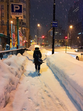 飄雪街頭