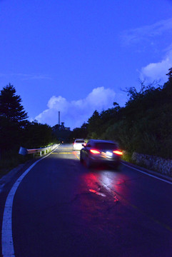 行駛在神農(nóng)架山道的車輛