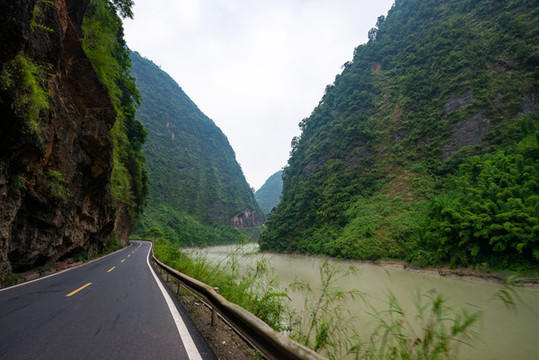山間道路