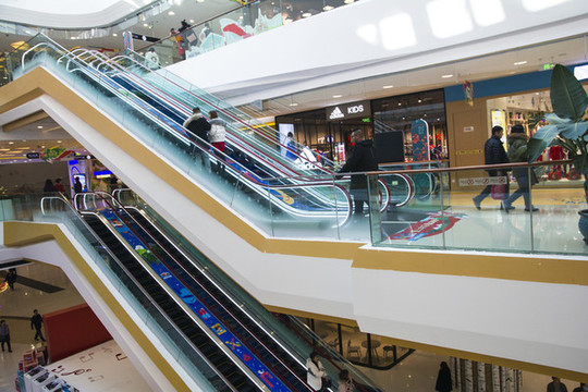 购物中心内景扶梯