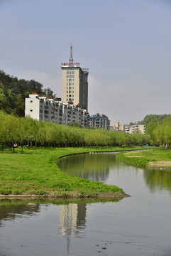 綠樹成蔭的張灣區(qū)夏家店河道