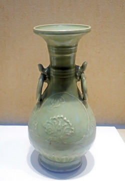 元代龍泉窯青瓷牡丹紋環(huán)耳瓶