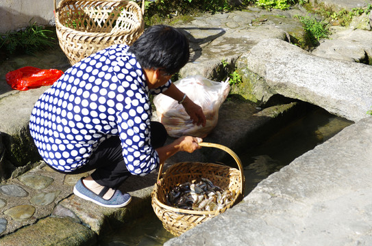 水圳與宏村女人