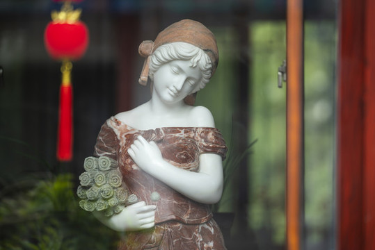 歐洲少女石雕
