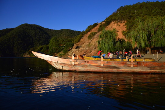 瀘沽湖豬槽船