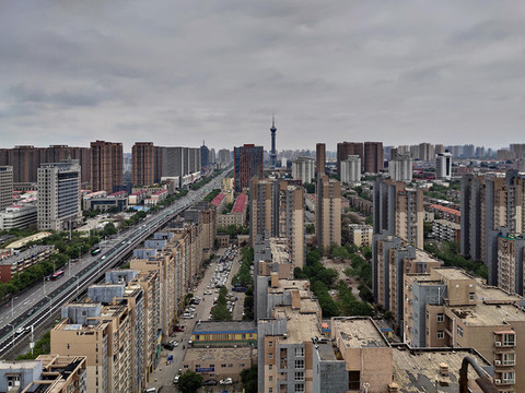 陰天下的石家莊槐安路街景