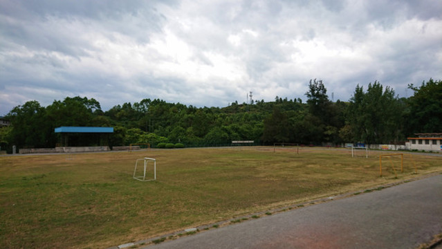 簡易的小學(xué)操場