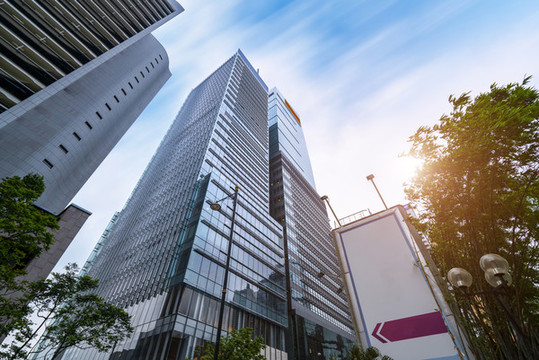 仰拍香港現(xiàn)代建筑