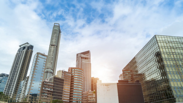 仰拍香港現(xiàn)代建筑