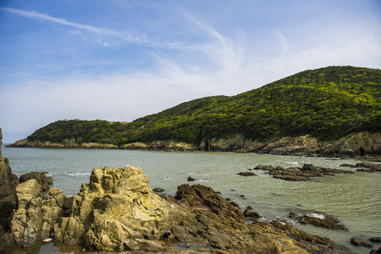 藍(lán)天白云海島礁石
