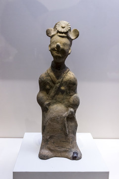 東漢持帚陶俑