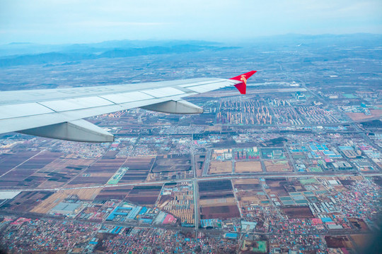 乘飛機(jī)鳥(niǎo)瞰城市