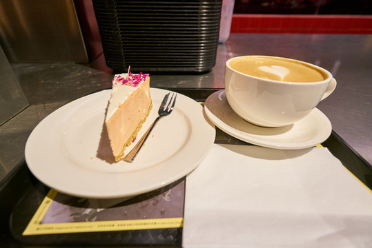 在麦咖啡享用芝士蛋糕与咖啡