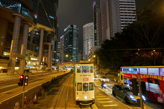 香港夜景經(jīng)典的叮叮車雙層巴士