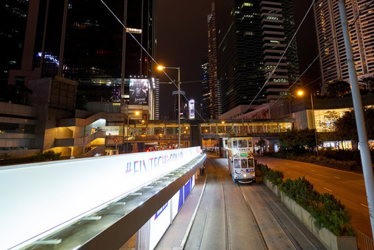 香港夜景經(jīng)典的叮叮車雙層巴士