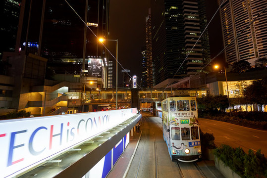 香港夜景經(jīng)典的叮叮車雙層巴士