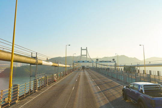 雙層巴士往外看的香港青馬大橋
