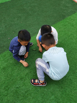 小孩背影