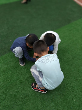 小孩子背影