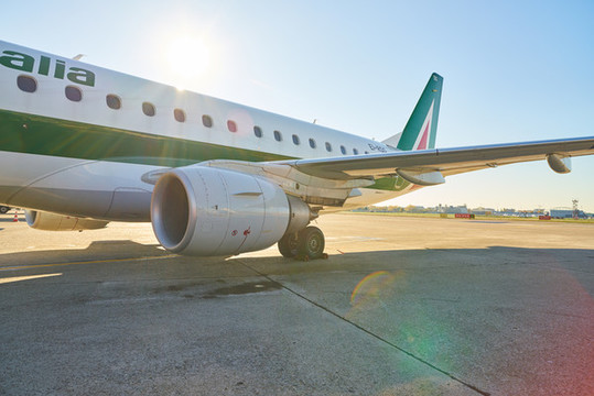 米兰国际机场意大利航空公司客机